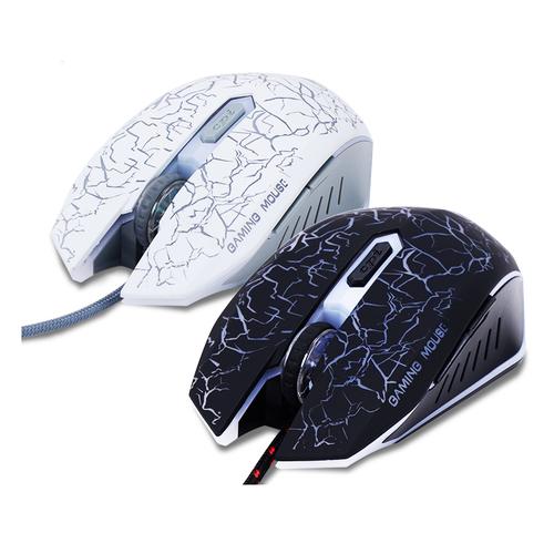 USB接口和线缆连接特写