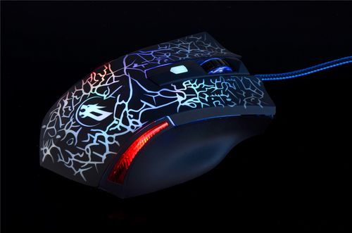 电脑USB端口和线缆连接展示