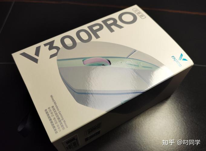 第一人称射击游戏画面，鼠标在操作中