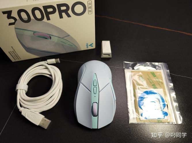 USB接口和线材连接特写