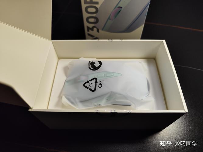 电竞选手使用鼠标进行游戏