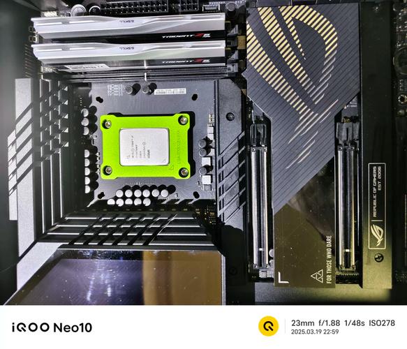 CPU散热器安装特写，展示风扇和热管