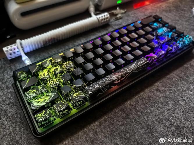 键盘键帽特写，展示不同轴体和材质