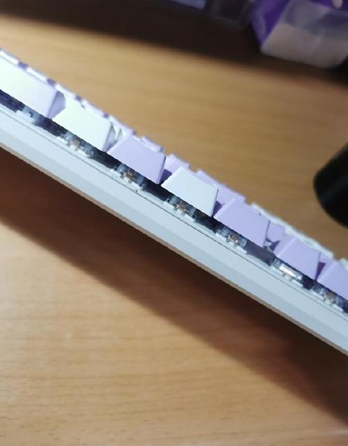 键盘内部轴体和电路板细节展示