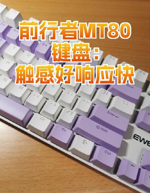 手在键盘上打字的特写，展示按键手感