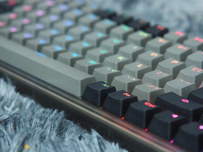 不同用户场景下的键盘使用，如办公、游戏、编程