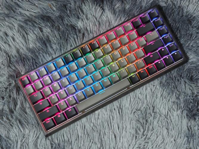 显示价格标签和键盘的图表，象征性价比分析