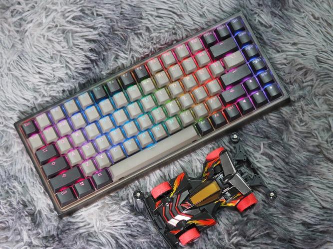 手在机械键盘上打字的特写，展示按键和背光