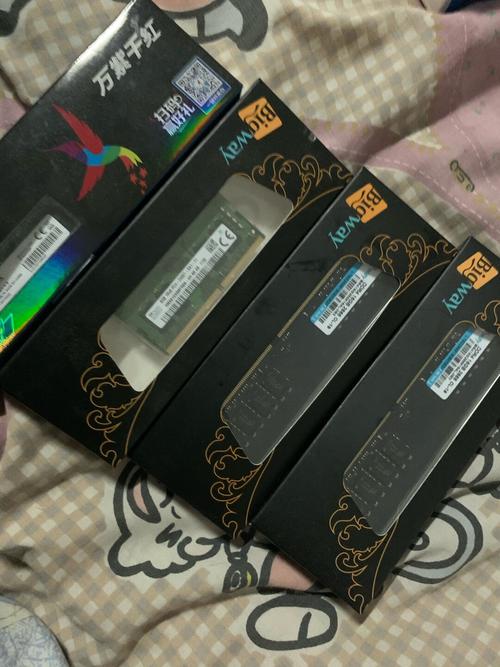 内存规格标签特写，显示容量和频率信息