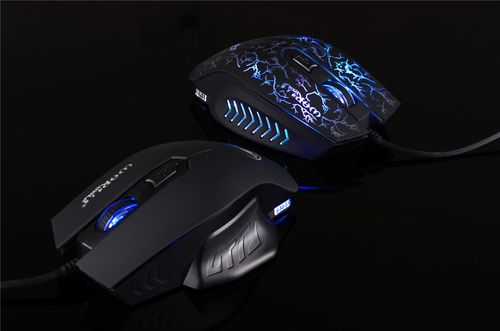 USB线缆连接电脑和鼠标，展示有线供电方式