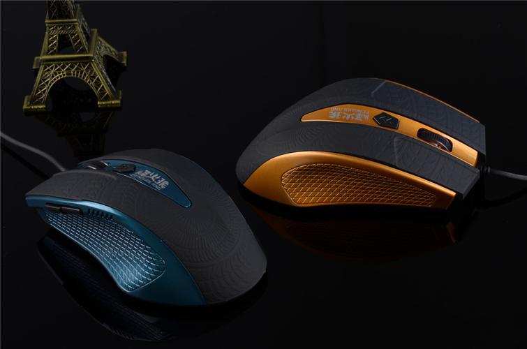 电竞装备展示，包含鼠标、键盘和显示器，象征游戏设置