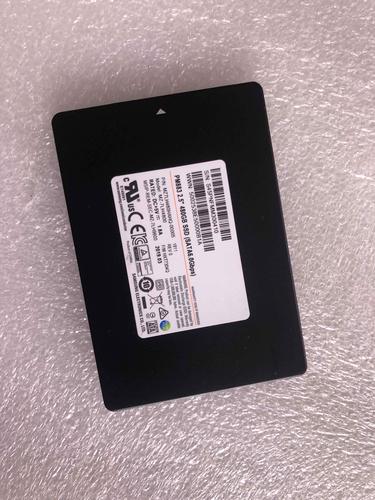 内容创作者在工作站前