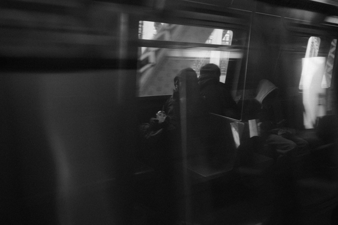 CPU散热器安装在主板上，展示散热设计