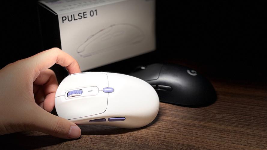 Gamer using a high-performance mouse