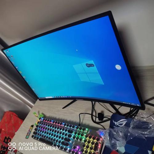 不同用户使用显示器的场景