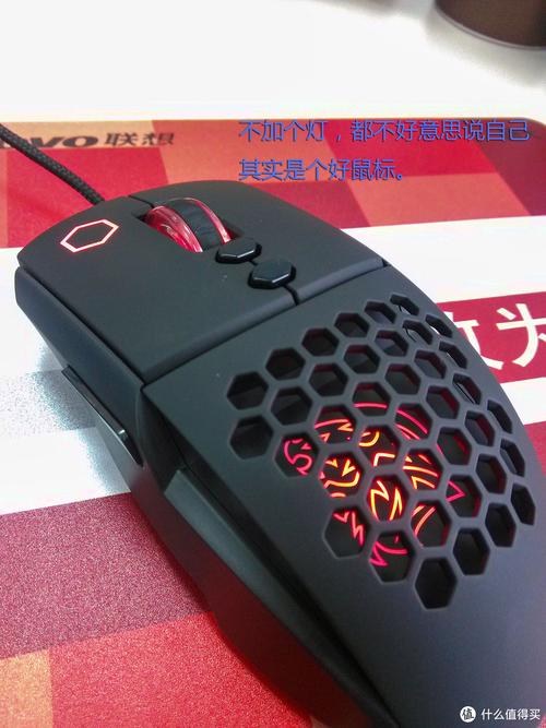 购物车中的电子产品，象征购买决策