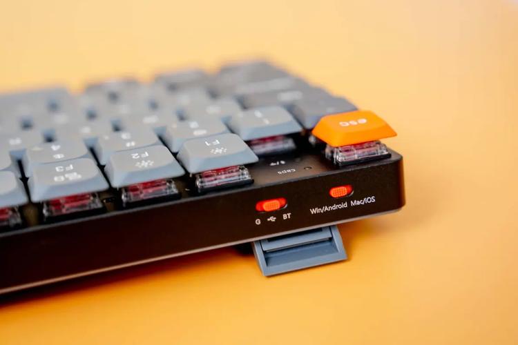 电竞游戏场景，聚焦键盘操作