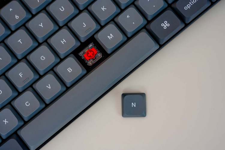 多款键盘并排对比的俯视图