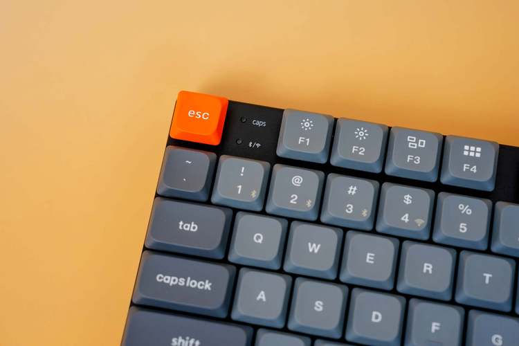 展示价格标签与键盘产品的概念图