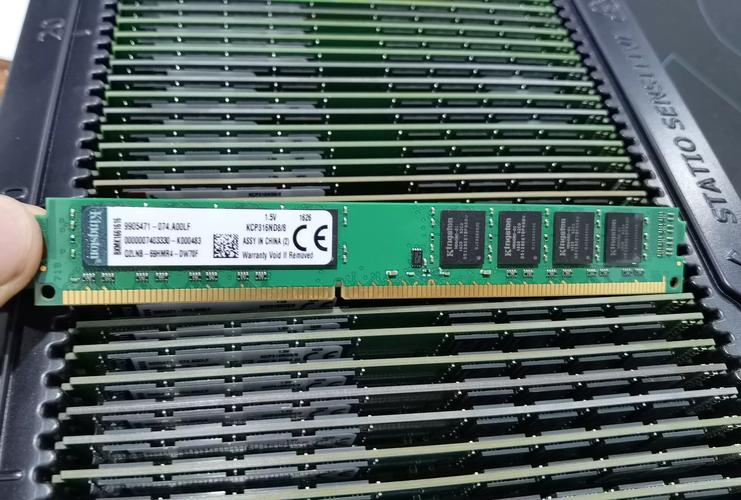 笔记本电脑升级与组件安装示意