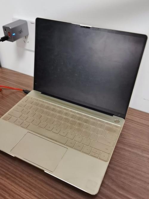 2.5英寸SATA固态硬盘安装在笔记本电脑中