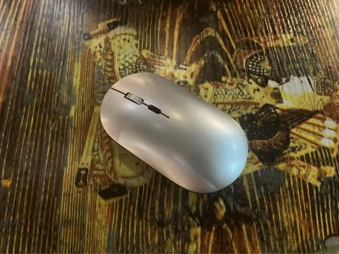 鼠标在办公桌使用场景