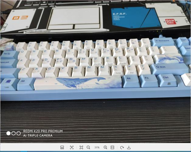 机械键盘轴体特写，展示樱花粉轴结构