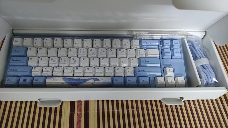 键盘在办公桌使用场景，体现适用环境