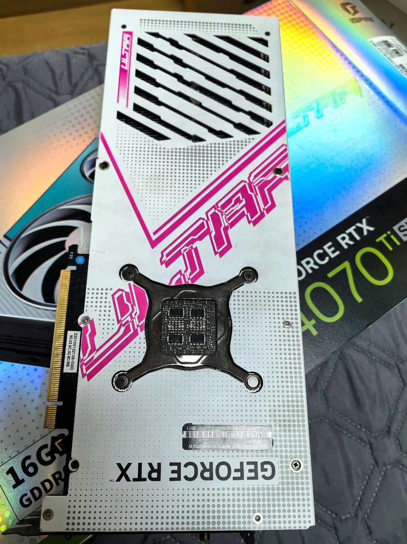 购物和硬件选择场景，展示购买决策