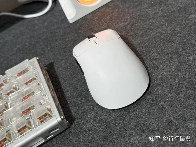 鼠标细节特写，包括按键和接口